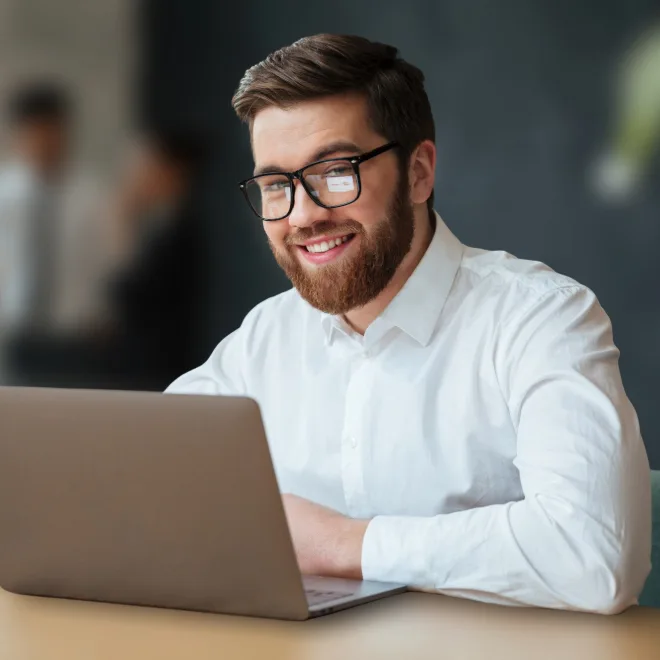 happy young caucasian businessman 171337 735 2 2